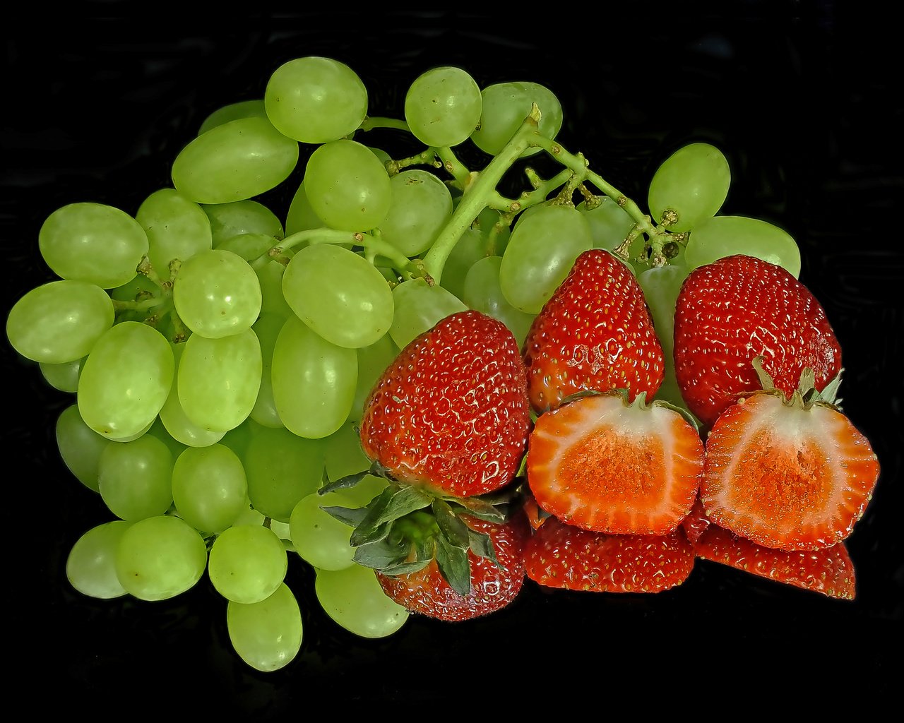 Обои отражение, виноград, клубника, черный фон, ягоды, reflection, grapes, strawberry, black background, berries разрешение 2400x1800 Загрузить