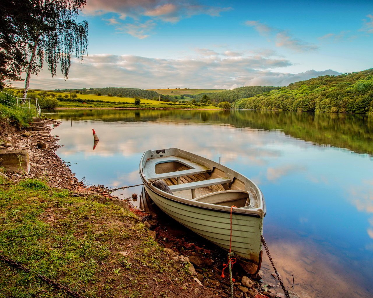 Обои небо, облака, озеро, река, берег, отражение, пейзаж, лодка, the sky, clouds, lake, river, shore, reflection, landscape, boat разрешение 2560x1600 Загрузить