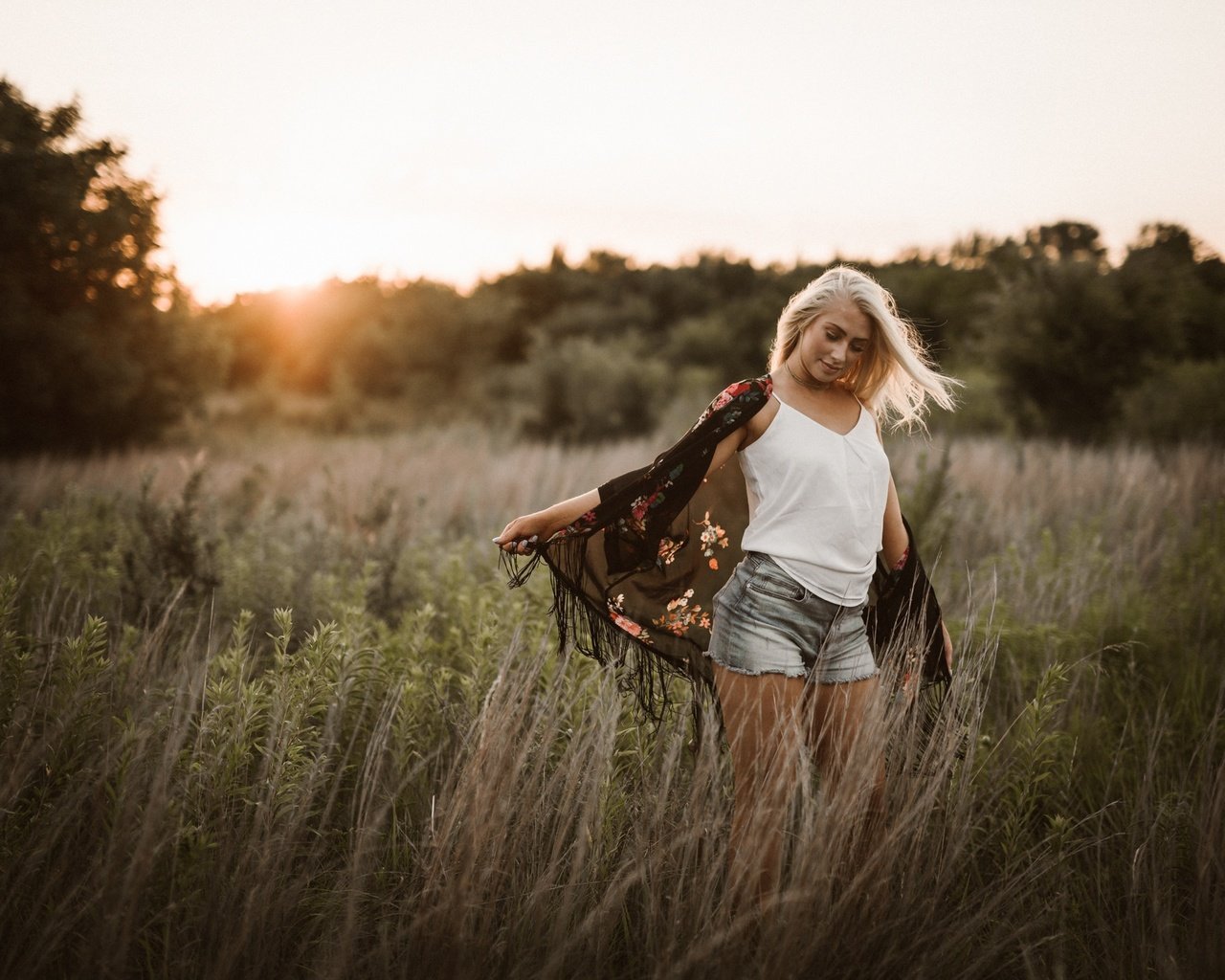 Обои природа, блондинка, поле, лето, ветер, шорты, девушка.поле, nature, blonde, field, summer, the wind, shorts, girl.field разрешение 2048x1367 Загрузить