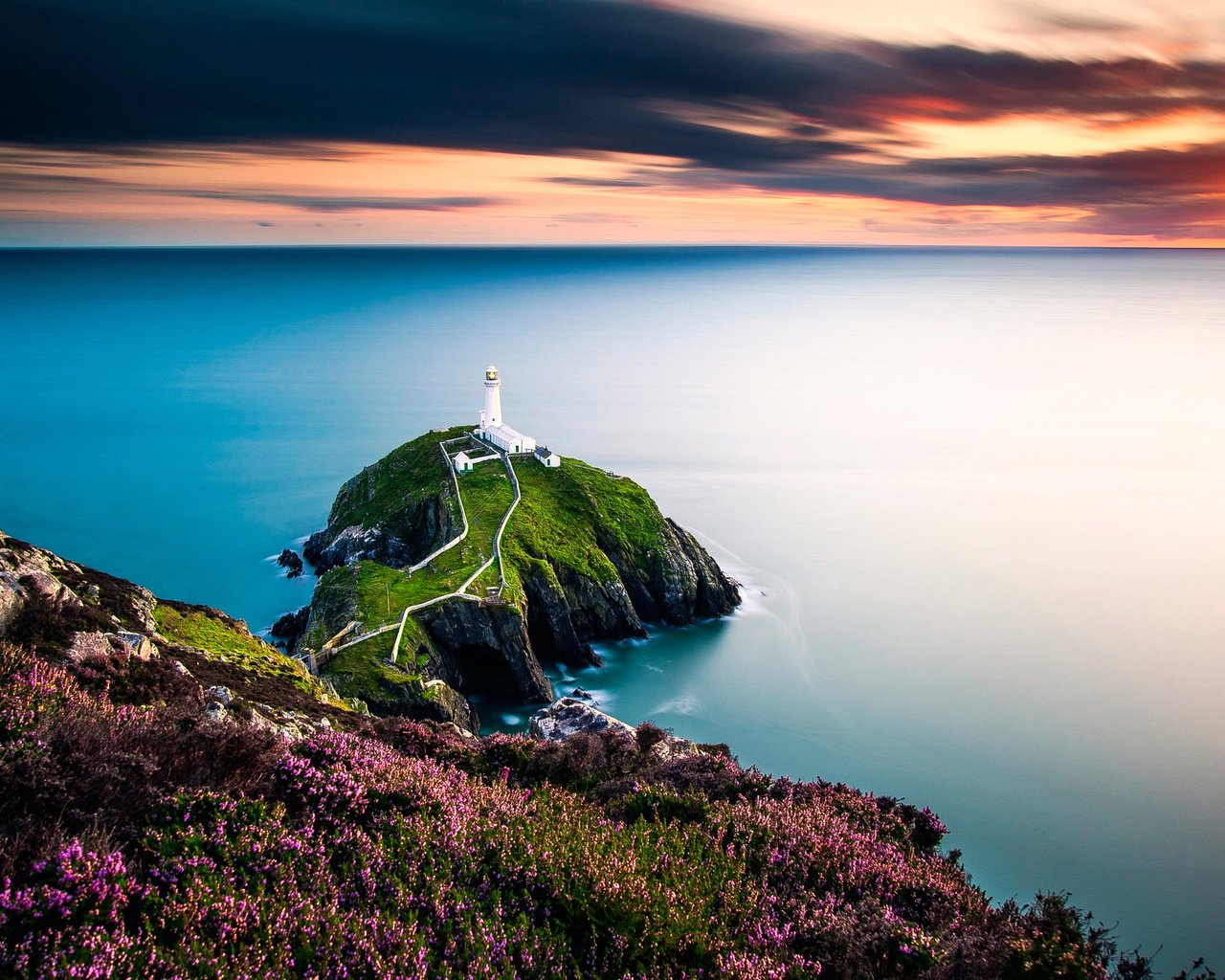 Обои небо, цветы, облака, закат, море, скала, маяк, горизонт, the sky, flowers, clouds, sunset, sea, rock, lighthouse, horizon разрешение 2500x1661 Загрузить