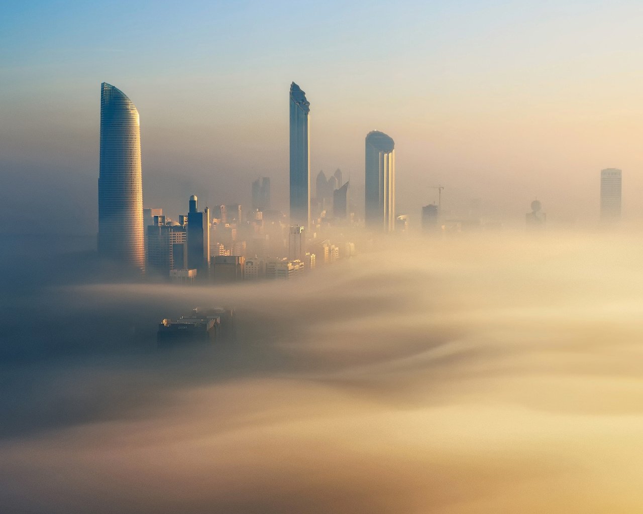 Обои утро, туман, здания, дубай, оаэ, morning, fog, building, dubai, uae разрешение 2048x1318 Загрузить