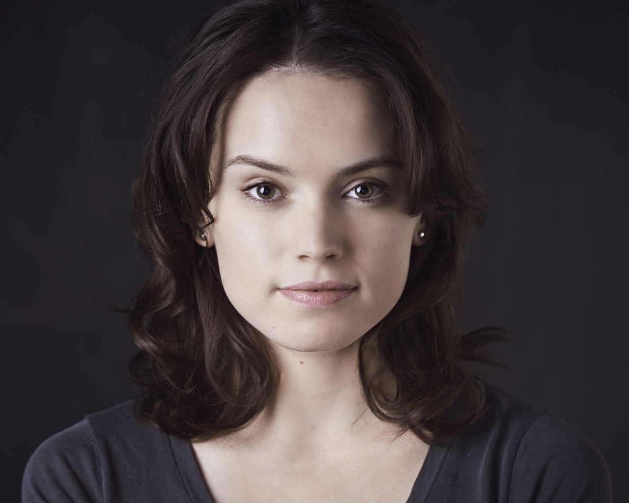 Обои девушка, взгляд, волосы, лицо, дэйзи ридли, girl, look, hair, face, daisy ridley разрешение 5120x3200 Загрузить