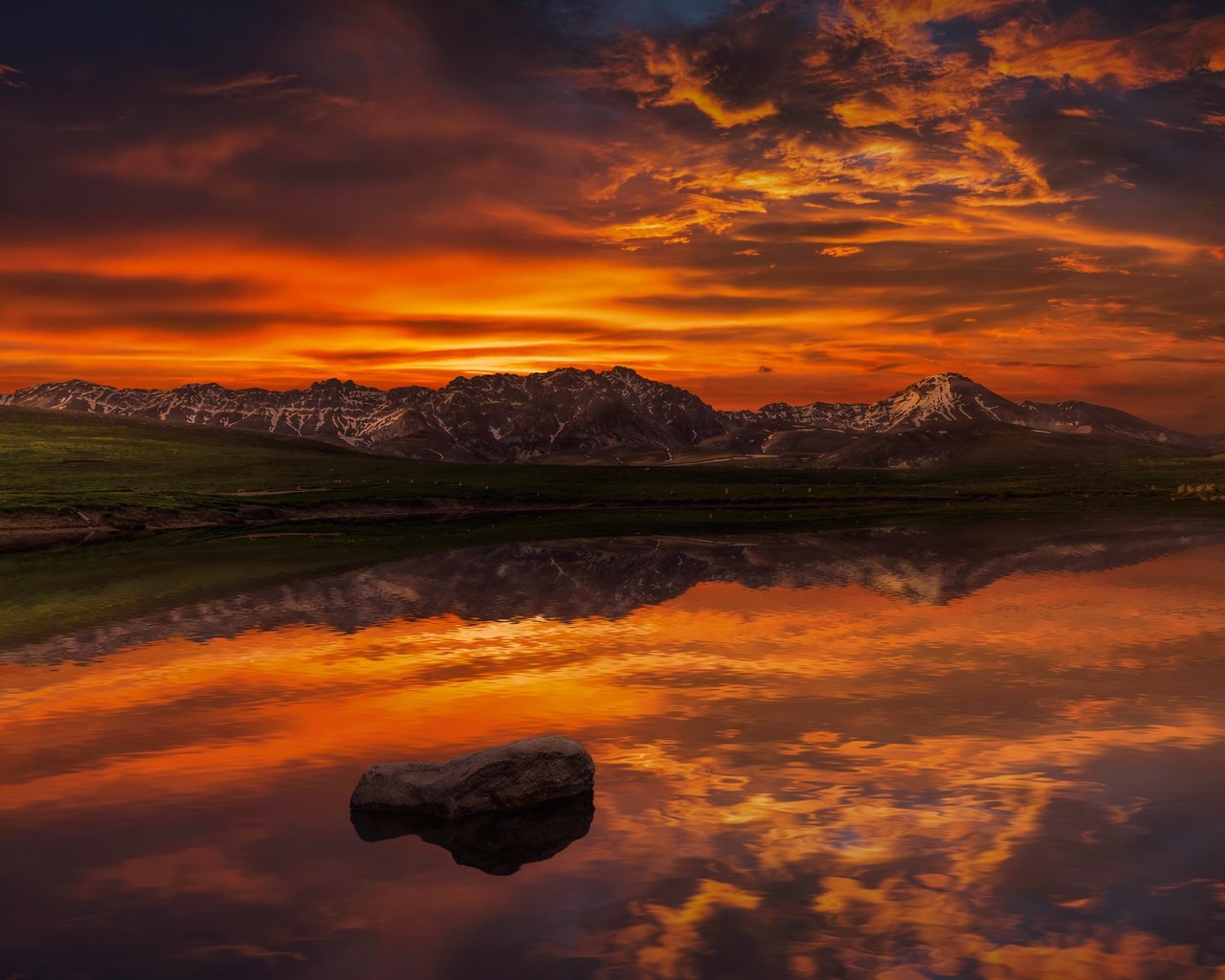 Обои небо, облака, озеро, горы, отражение, горизонт, сумерки, the sky, clouds, lake, mountains, reflection, horizon, twilight разрешение 5374x3557 Загрузить