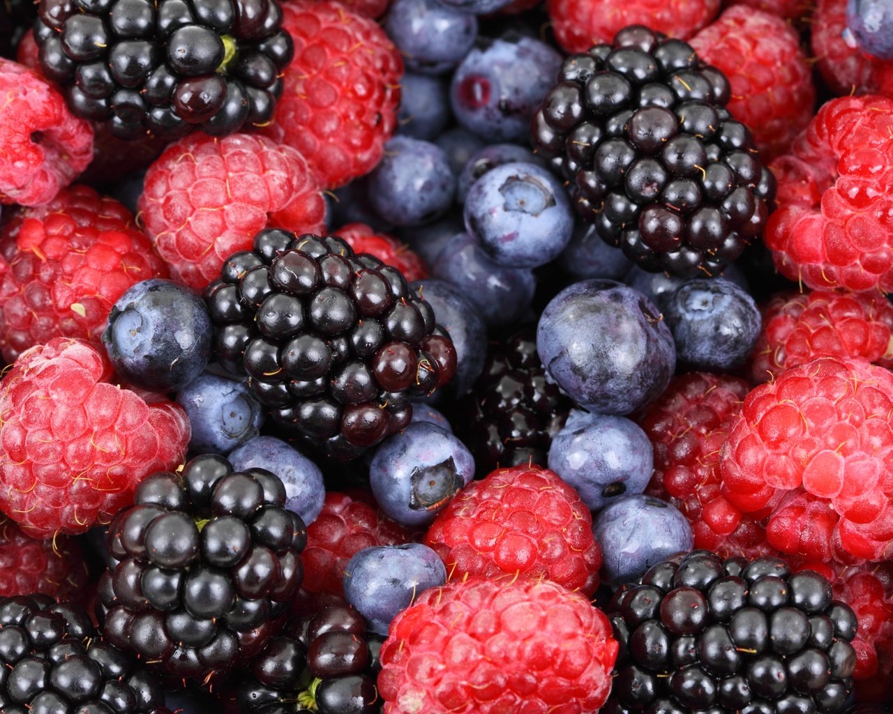 Обои макро, малина, ягоды, черника, ежевика, macro, raspberry, berries, blueberries, blackberry разрешение 4752x3168 Загрузить