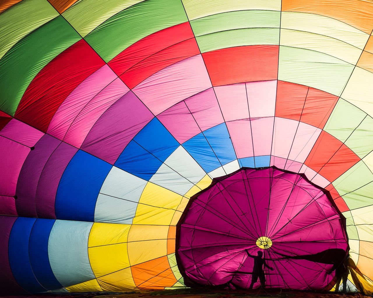 Обои вид сверху, разноцветный, ткань, силуэт, воздушный шар, the view from the top, colorful, fabric, silhouette, balloon разрешение 3506x2337 Загрузить