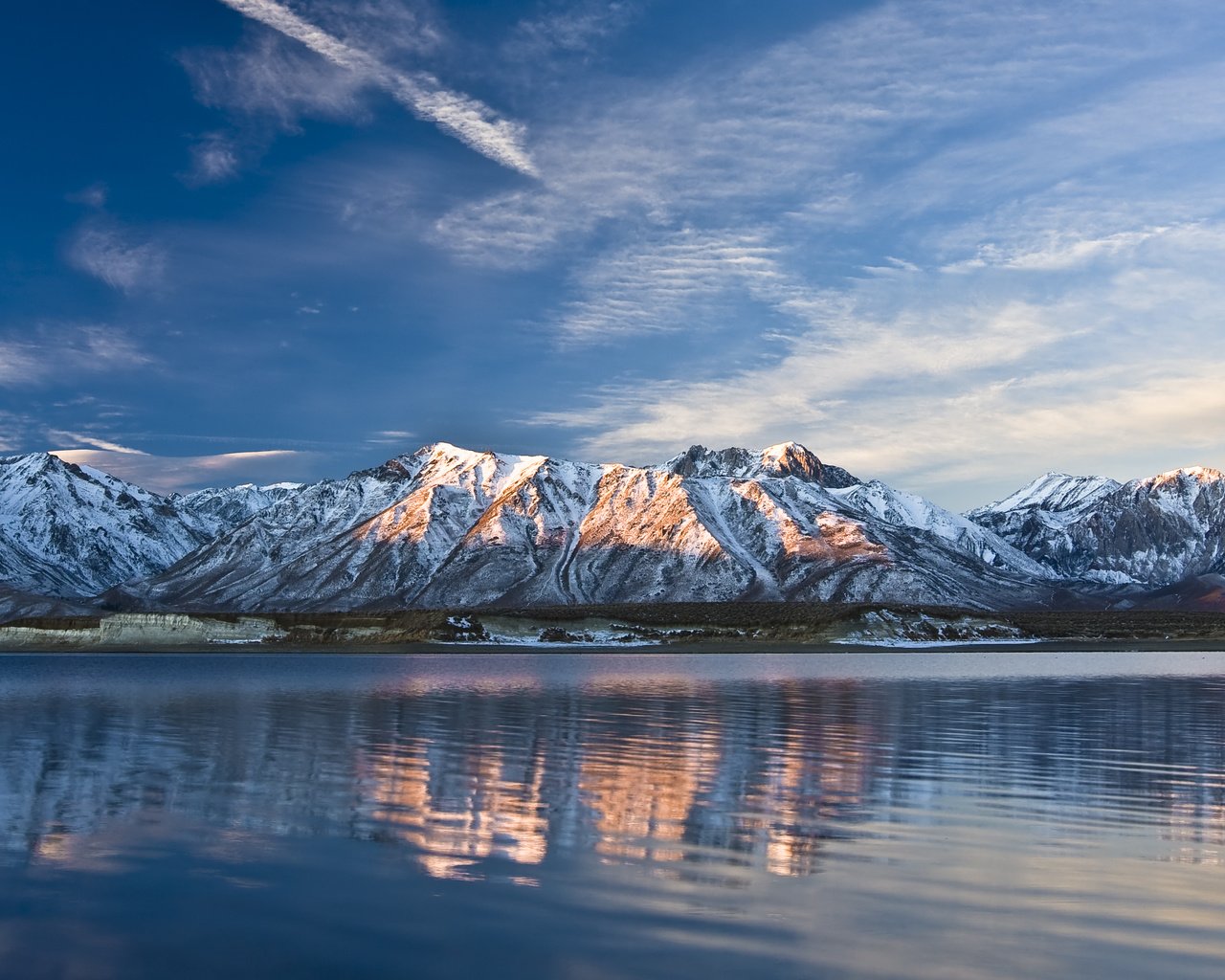 Обои небо, свет, облака, озеро, горы, волны, вершины, хребет, the sky, light, clouds, lake, mountains, wave, tops, ridge разрешение 3797x2095 Загрузить