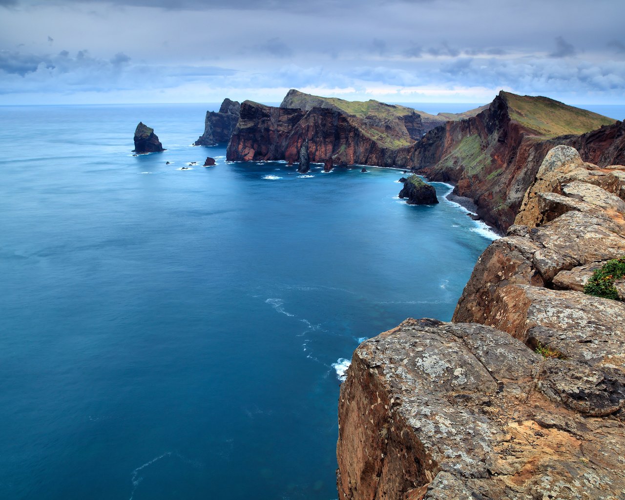 Обои скалы, пейзаж, море, побережье, залив, океан, португалия, мадейра, rocks, landscape, sea, coast, bay, the ocean, portugal, madeira разрешение 2560x1600 Загрузить