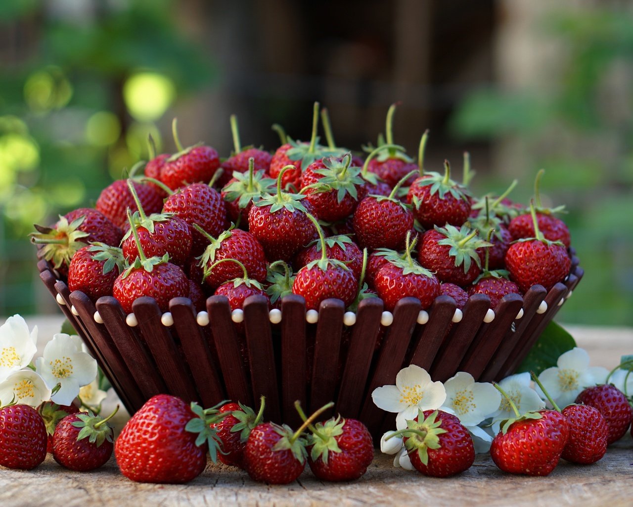 Обои ягода, красная, клубника, стол, цветочки, боке, berry, red, strawberry, table, flowers, bokeh разрешение 4500x3000 Загрузить