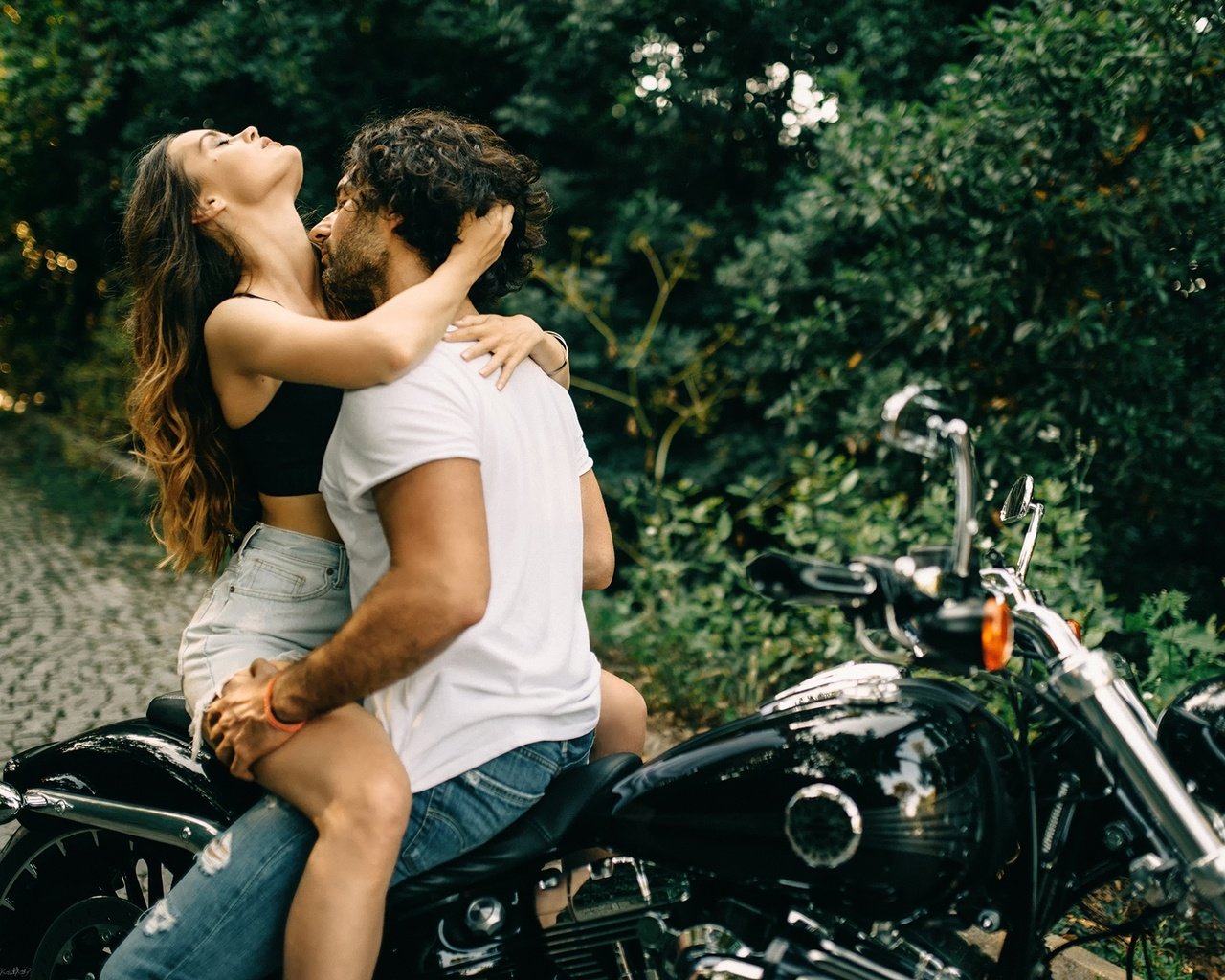 Обои девушка, парень, мотоцикл, поцелуй, страсть, girl, guy, motorcycle, kiss, passion разрешение 2048x1367 Загрузить