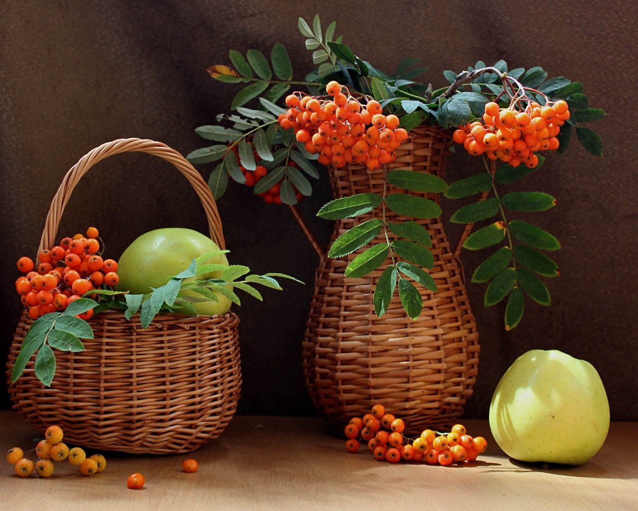 Обои фрукты, яблоки, корзина, ягоды, ваза, натюрморт, рябина, fruit, apples, basket, berries, vase, still life, rowan разрешение 4011x2774 Загрузить