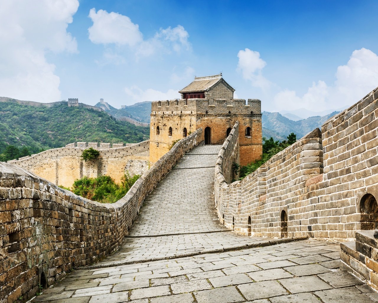 Обои небо, облака, горы, природа, китай, великая китайская стена, jinshanling great wall, the sky, clouds, mountains, nature, china, the great wall of china разрешение 5760x3840 Загрузить