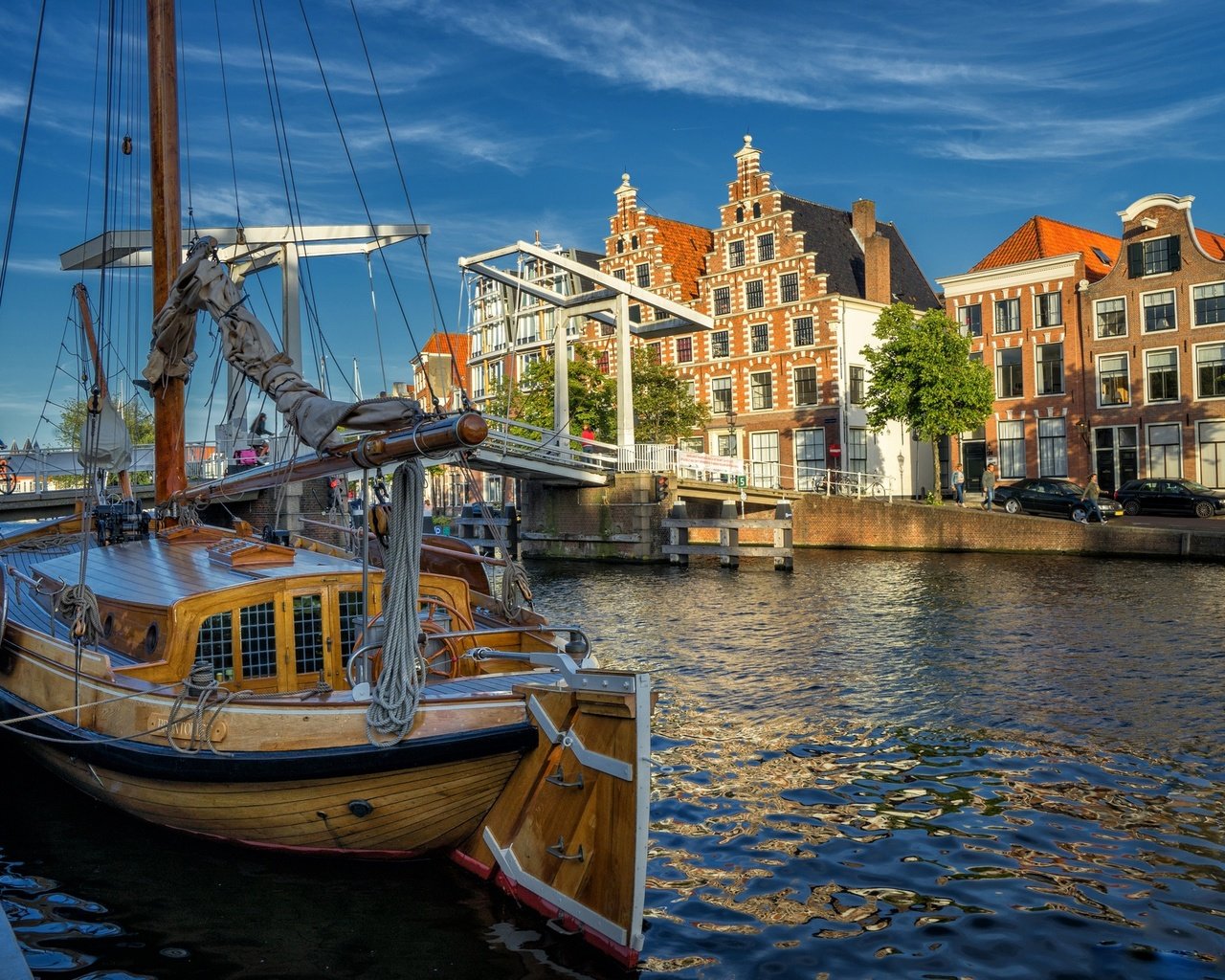 Обои река, харлем, мост, spaarne river, дома, яхта, здания, нидерланды, северная голландия, река спарне, river, haarlem, bridge, home, yacht, building, netherlands, north holland, the guy near the river разрешение 2048x1365 Загрузить