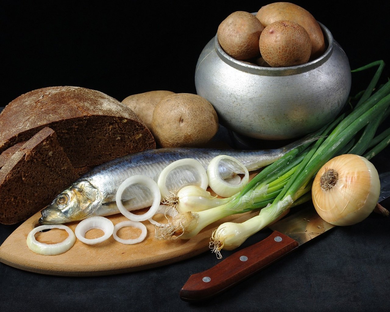 Обои лук, хлеб, черный фон, рыба, селёдка, картошка, bow, bread, black background, fish, herring, potatoes разрешение 1920x1200 Загрузить