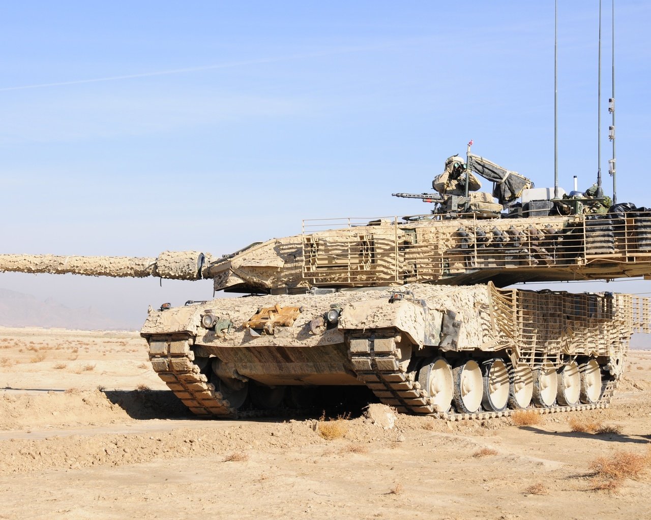 Обои пустыня, солдат, камуфляж, леопард 2а, немецкий танк, desert, soldiers, camouflage, leopard 2a, german tank разрешение 4288x2848 Загрузить