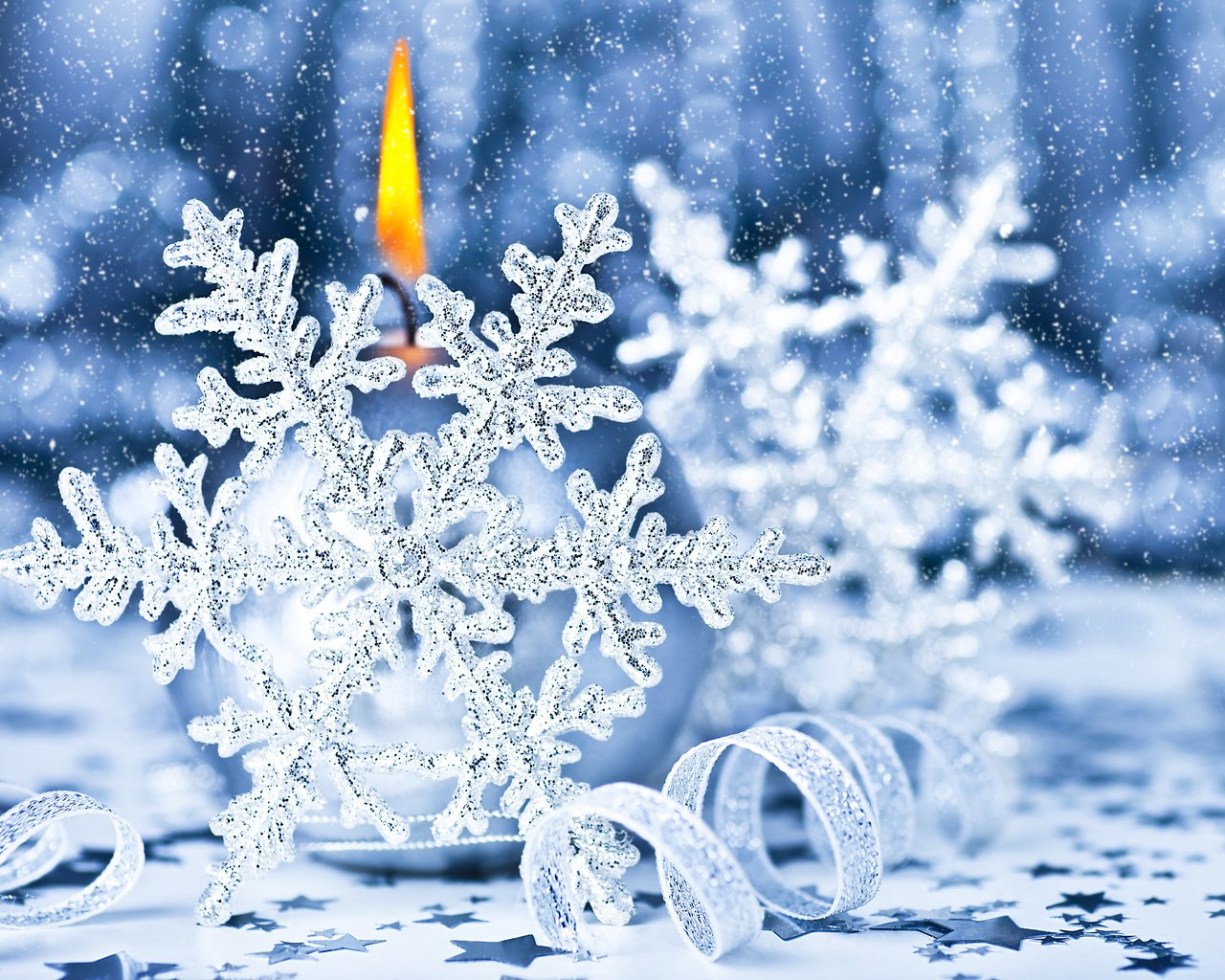 Обои снежинки, свеча, рождество, украшение, снегопад, snowflakes, candle, christmas, decoration, snowfall разрешение 5120x3803 Загрузить