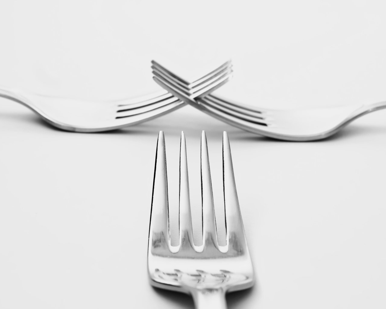 Обои макро, фон, чёрно-белое, вилки, macro, background, black and white, fork разрешение 3952x2203 Загрузить