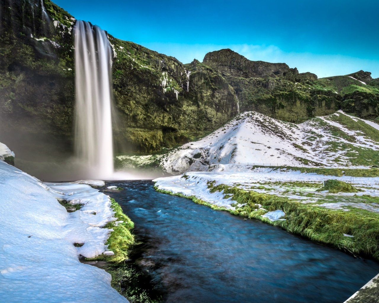 Обои трава, скалы, снег, мост, водопад, исландия, селйяландсфосс, grass, rocks, snow, bridge, waterfall, iceland, seljalandsfoss разрешение 3840x2160 Загрузить