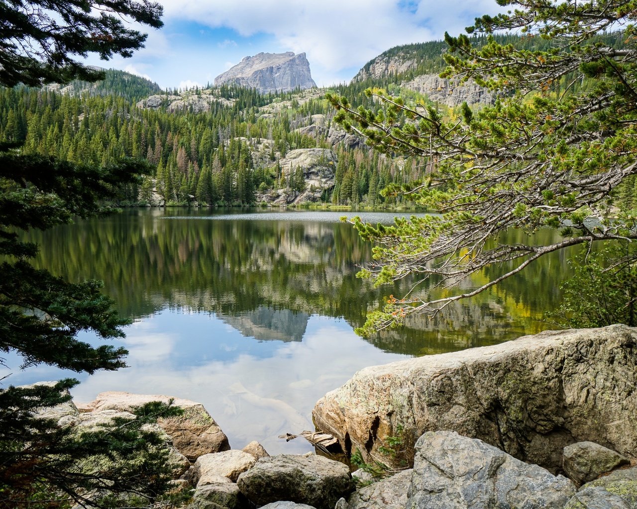 Обои деревья, горы, камни, лес, отражение, водоем, trees, mountains, stones, forest, reflection, pond разрешение 2048x1365 Загрузить