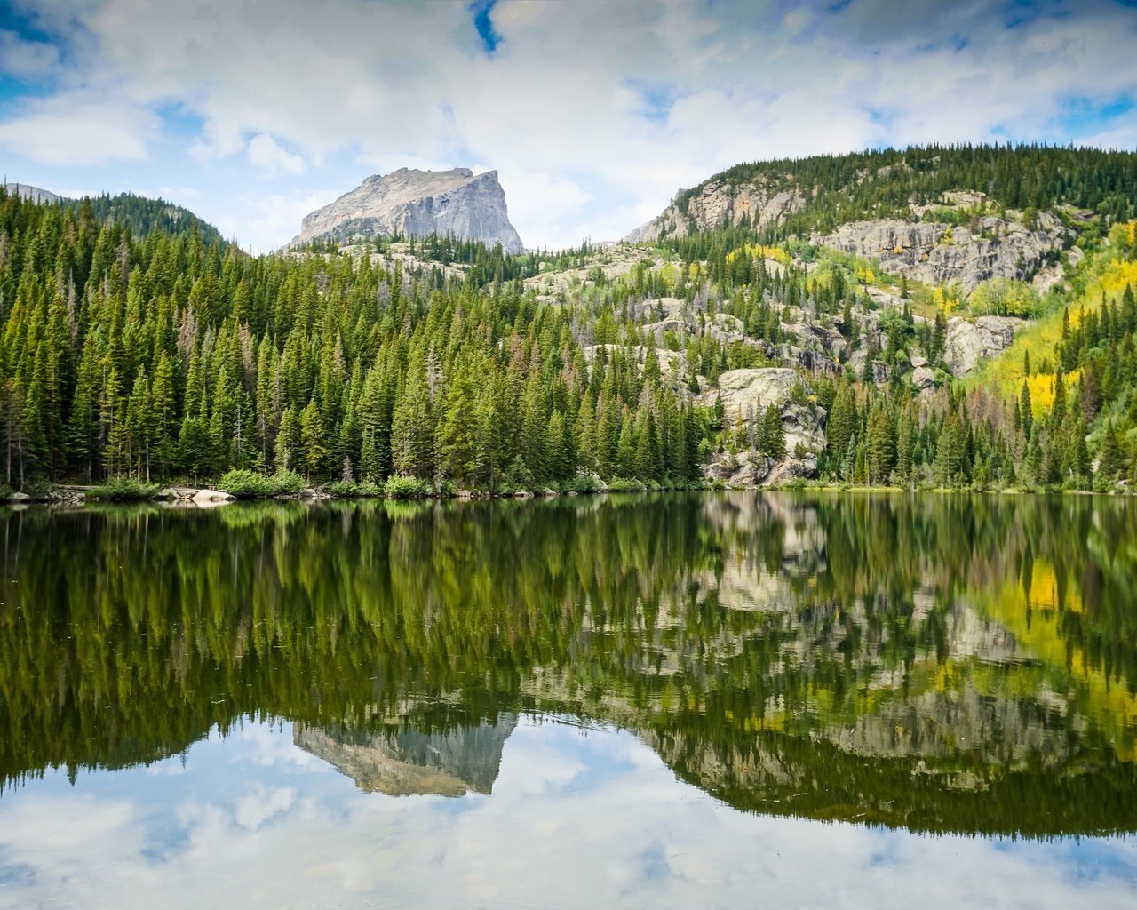 Обои небо, деревья, горы, камни, лес, отражение, водоем, the sky, trees, mountains, stones, forest, reflection, pond разрешение 2048x1365 Загрузить