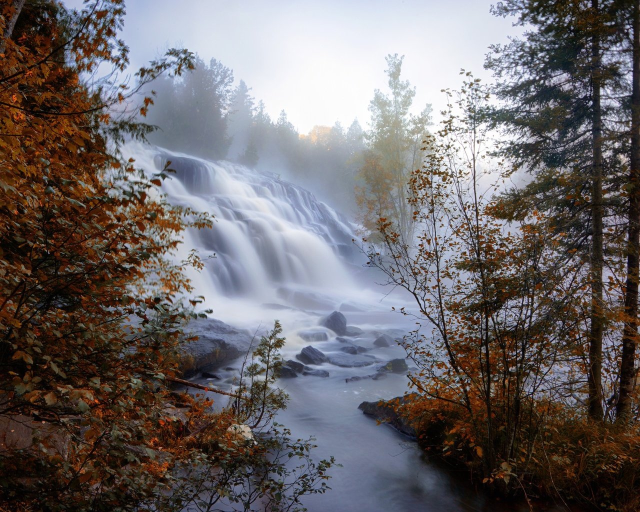 Обои деревья, вода, река, природа, туман, водопад, осень, trees, water, river, nature, fog, waterfall, autumn разрешение 2048x1358 Загрузить