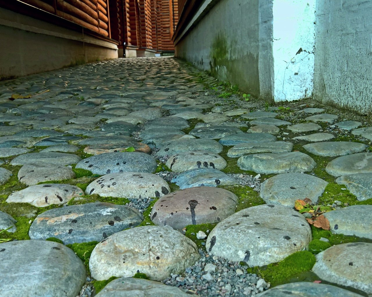 Обои камни, город, улица, мох, архитектура, бревна, история, древна, stones, the city, street, moss, architecture, logs, history, 's ancient разрешение 4756x2677 Загрузить