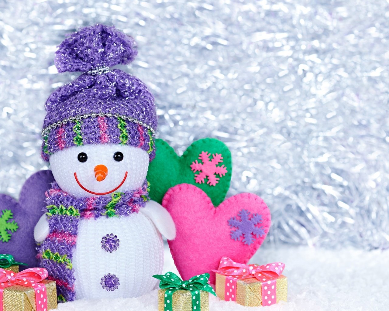 Обои снег, новый год, подарки, снеговик, рождество, сердечки, snow, new year, gifts, snowman, christmas, hearts разрешение 2880x1800 Загрузить