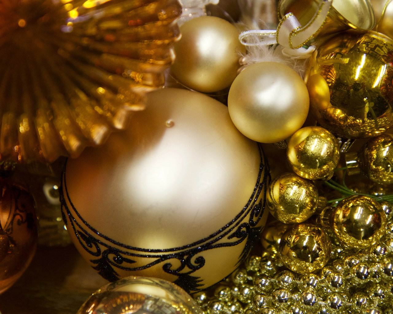 Обои новый год, шары, блеск, бусы, рождество, елочные украшения, new year, balls, shine, beads, christmas, christmas decorations разрешение 3840x2400 Загрузить