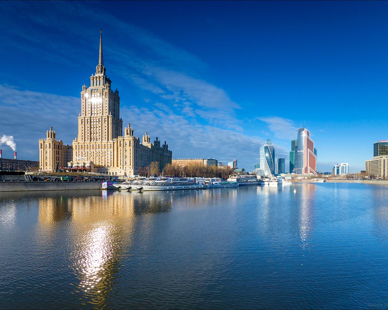 Обои небо, река, москва, город, россия, hotel radisson ukraine, гостиница украина, the sky, river, moscow, the city, russia, hotel ukraine разрешение 1920x1200 Загрузить