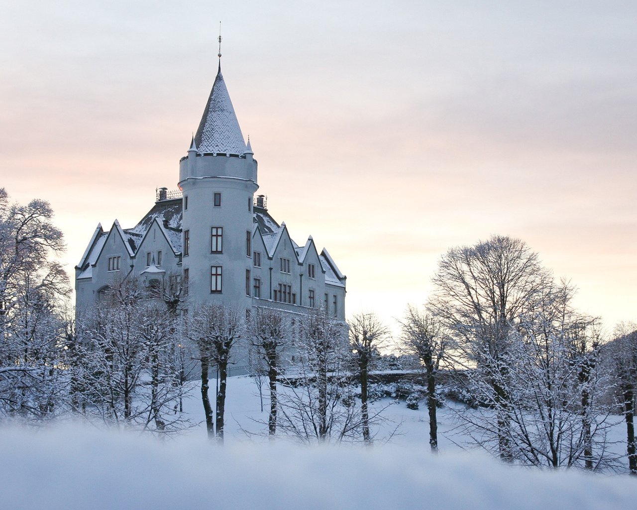 Обои зима, парк, замок, норвегии, берген, winter, park, castle, norway, bergen разрешение 1920x1200 Загрузить