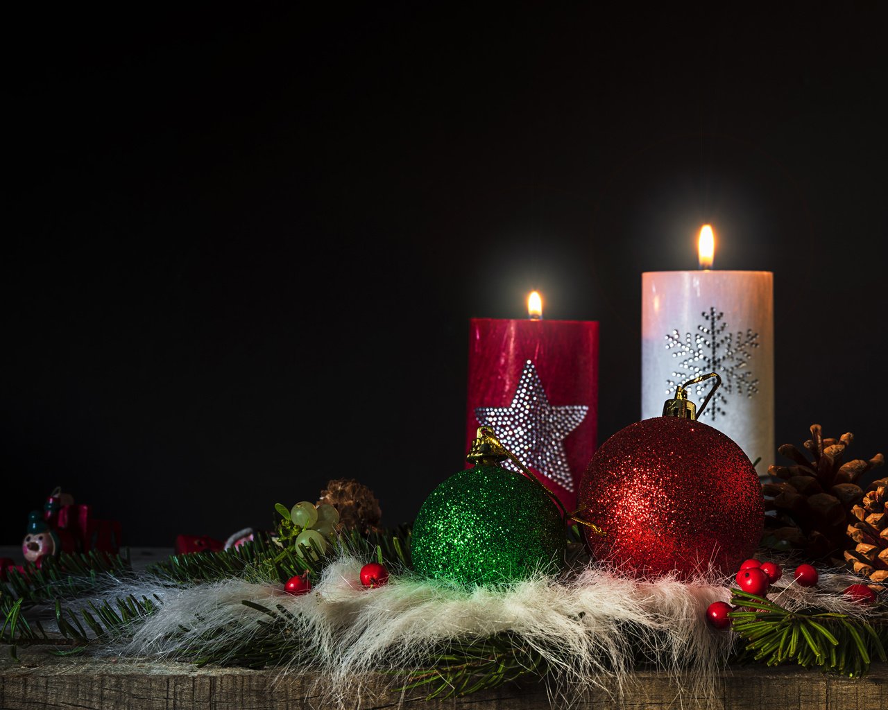Обои свечи, новый год, шары, черный фон, рождество, шишки, декор, candles, new year, balls, black background, christmas, bumps, decor разрешение 3840x2400 Загрузить