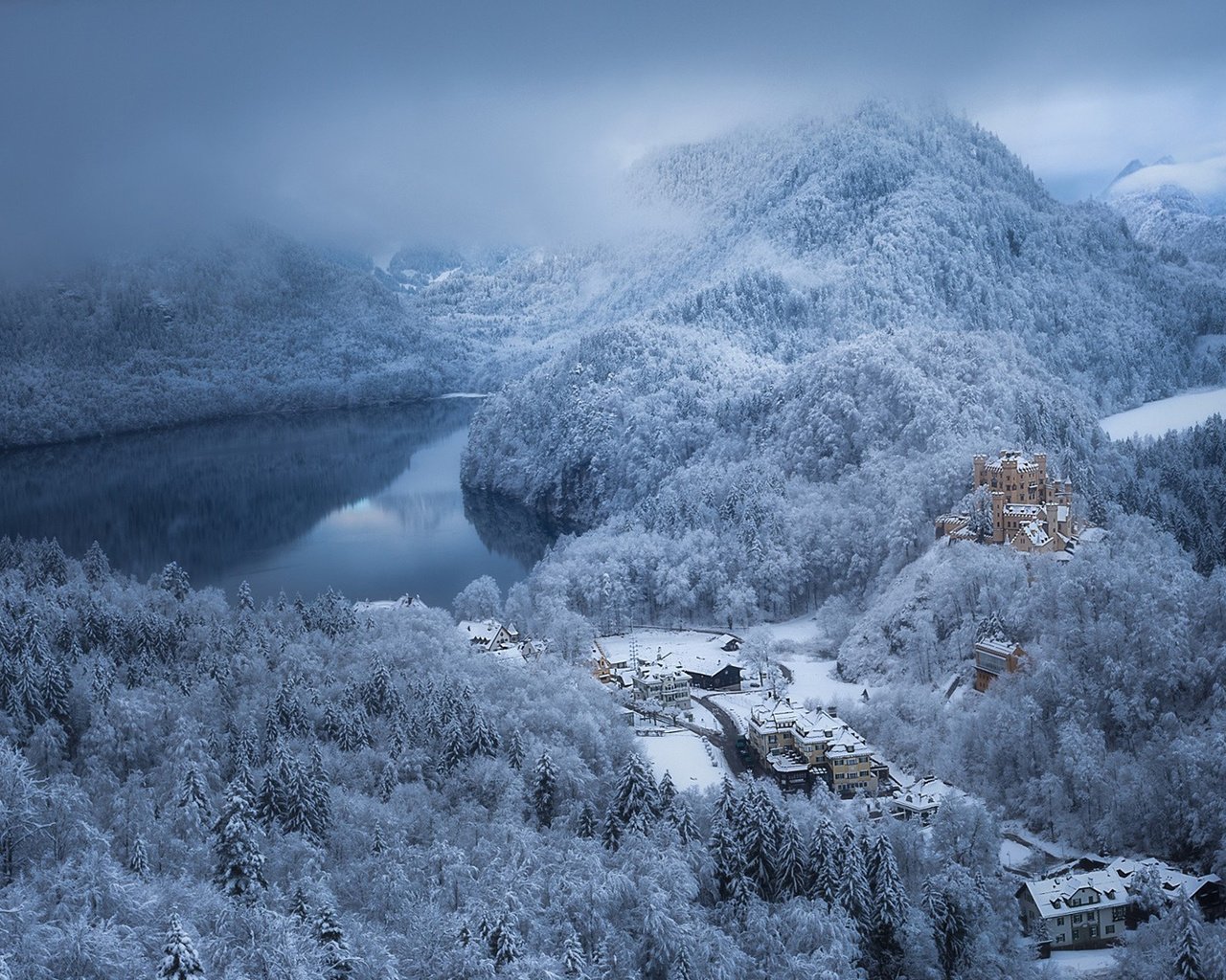 Обои горы, природа, лес, зима, замок, германия, бавария, mountains, nature, forest, winter, castle, germany, bayern разрешение 1920x1080 Загрузить