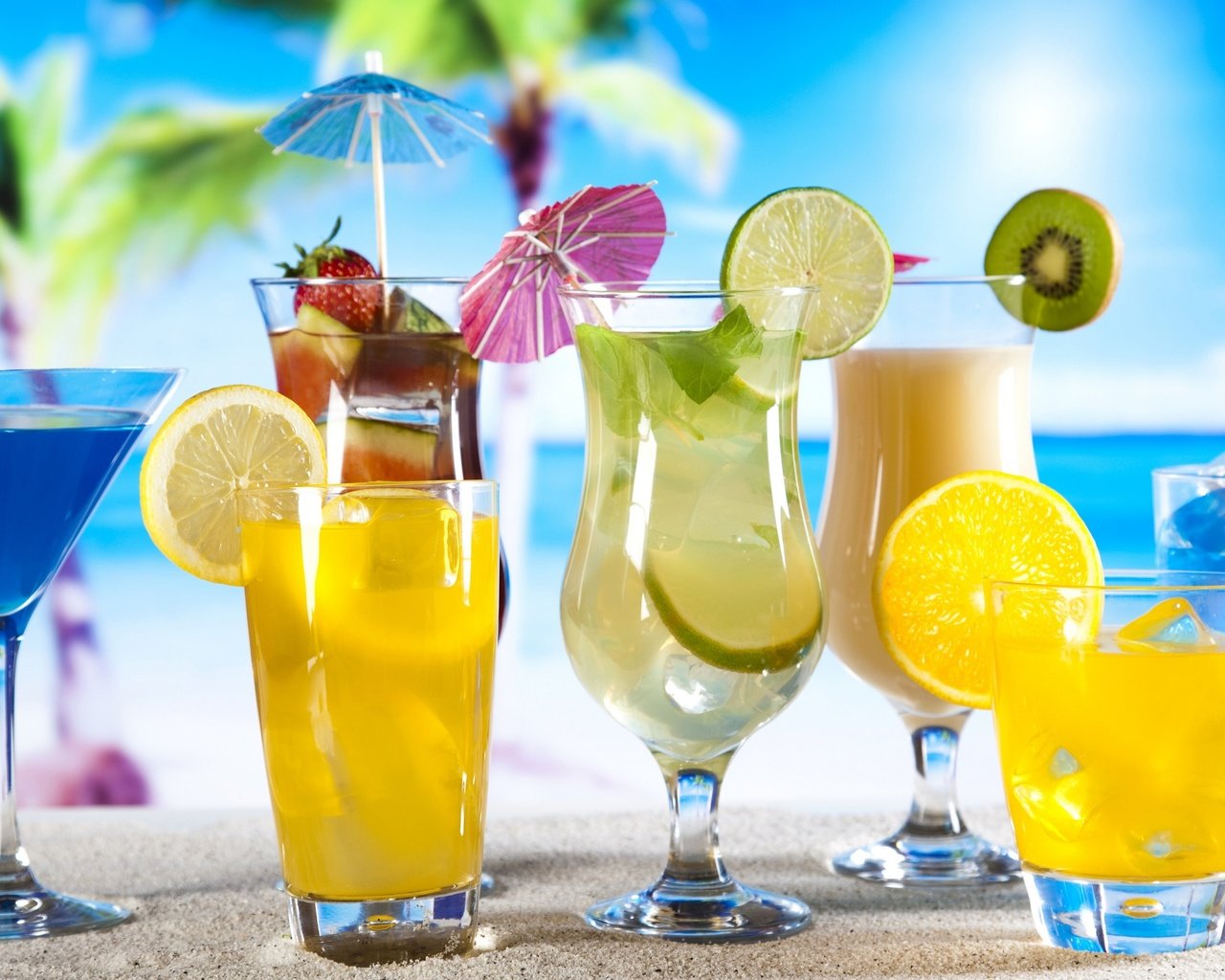 Обои пляж, киви, фрукты, коктейли, клубника, стаканы, бокалы, лёд, лимон, лайм, коктейль, напитки, beach, kiwi, fruit, cocktails, glasses, strawberry, ice, lemon, lime, cocktail, drinks разрешение 3840x2160 Загрузить