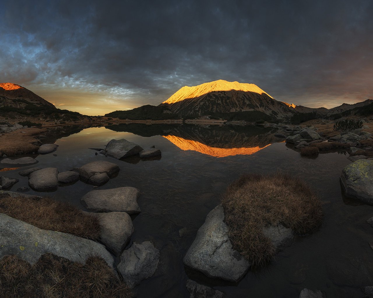 Обои озеро, горы, природа, камни, отражение, пейзаж, рассвет, lake, mountains, nature, stones, reflection, landscape, dawn разрешение 1920x1200 Загрузить