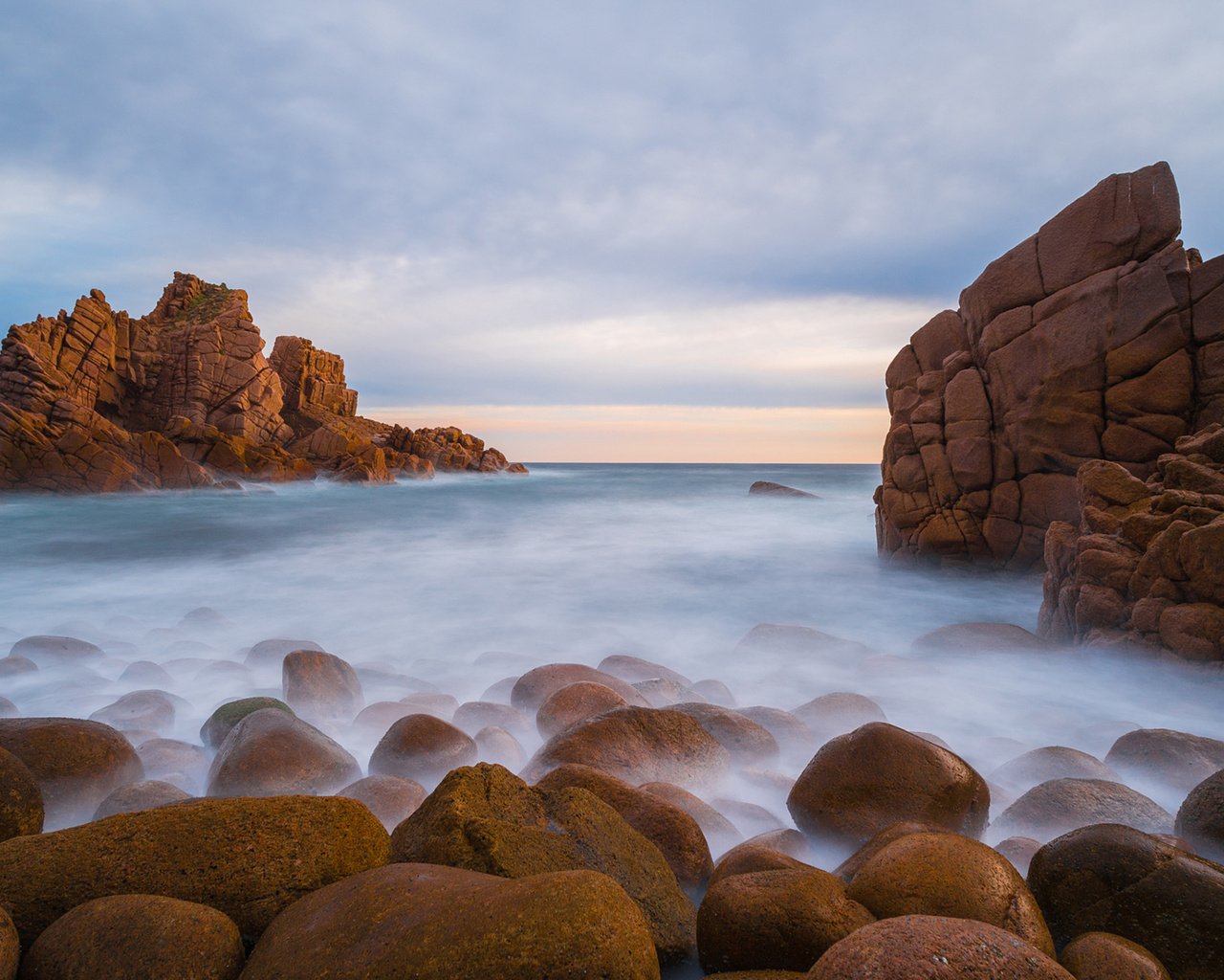 Обои небо, облака, скалы, камни, берег, пейзаж, море, the sky, clouds, rocks, stones, shore, landscape, sea разрешение 1920x1200 Загрузить