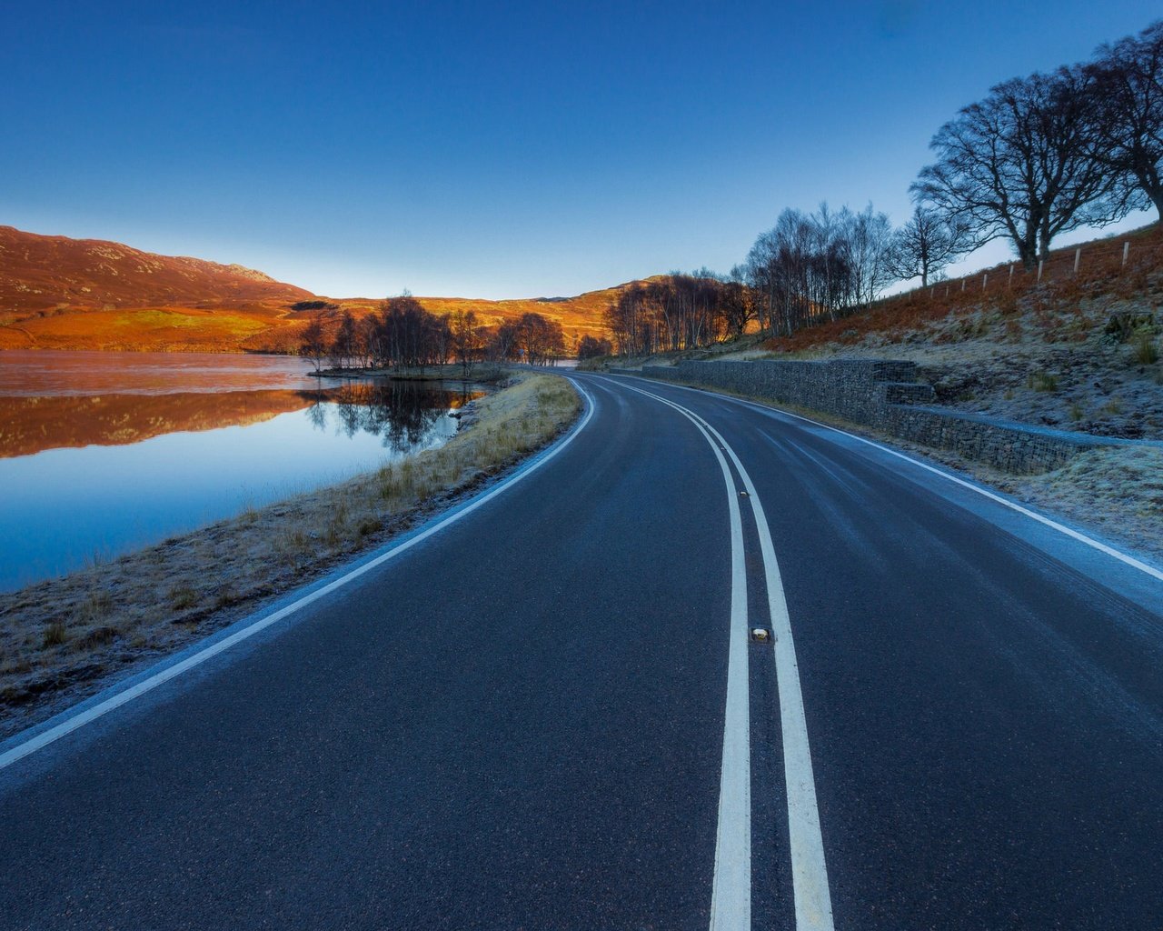 Обои небо, дорога, озеро, горы, отражение, пейзаж, the sky, road, lake, mountains, reflection, landscape разрешение 2048x1346 Загрузить