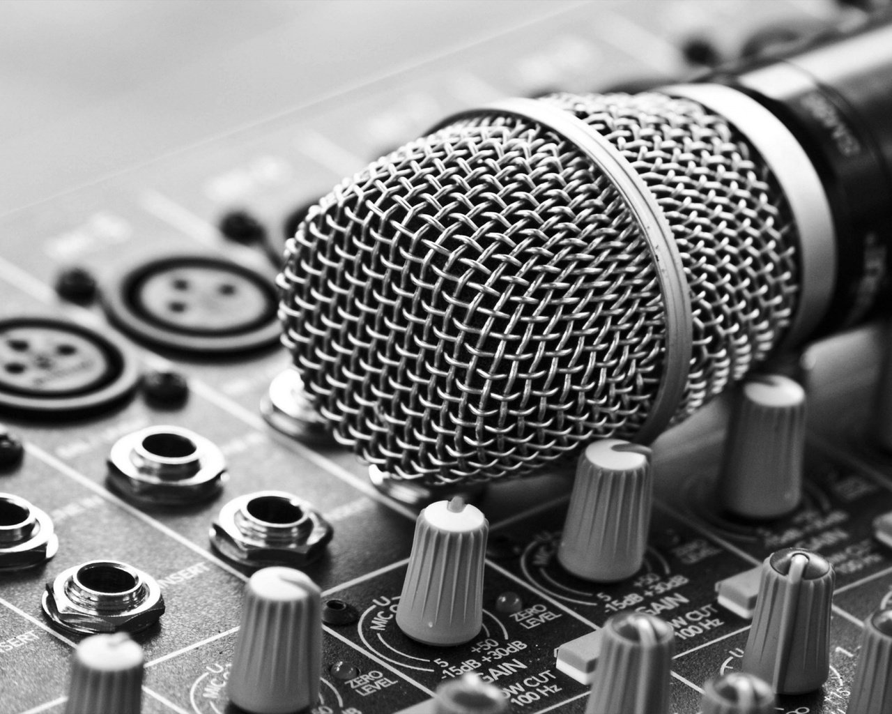 Обои микрофон, музыка, чёрно-белое, усилитель, киностудия, microphone, music, black and white, amplifier, studio разрешение 1920x1200 Загрузить
