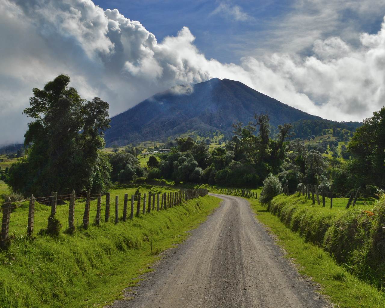 Обои небо, дорога, облака, деревья, природа, забор, вулкан, the sky, road, clouds, trees, nature, the fence, the volcano разрешение 2880x1800 Загрузить