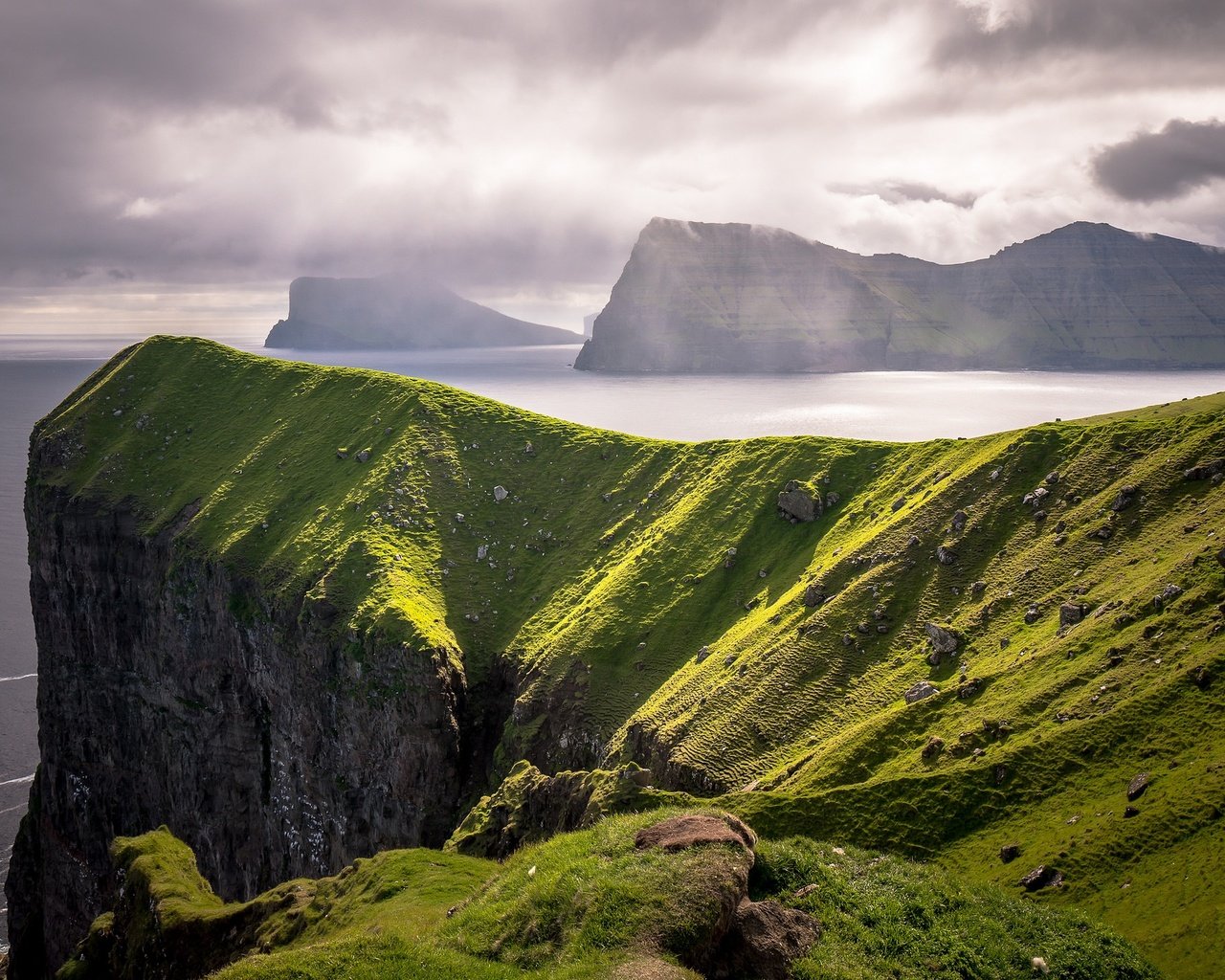 Обои небо, облака, скалы, море, побережье, фарерские острова, the sky, clouds, rocks, sea, coast, faroe islands разрешение 2048x1366 Загрузить