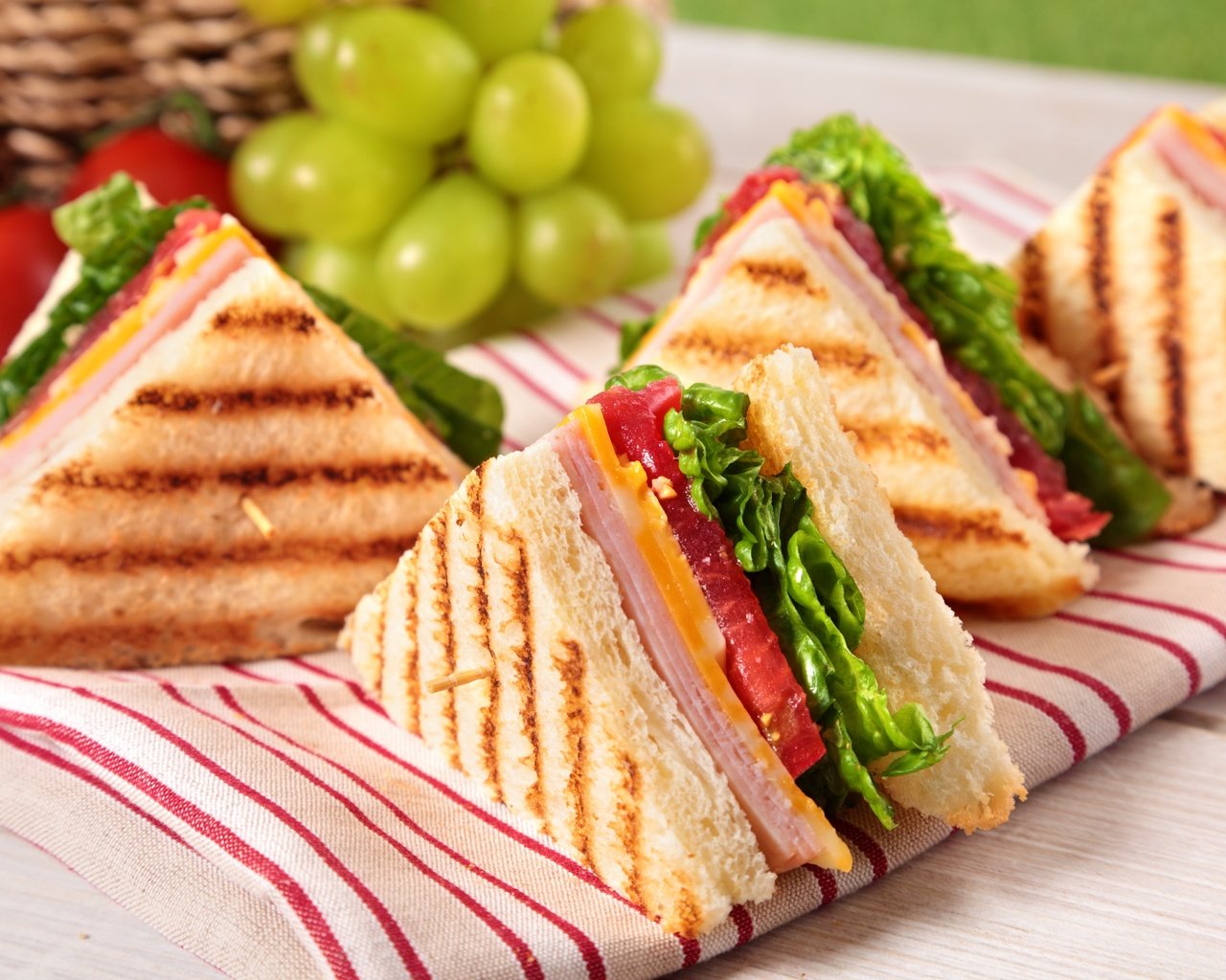 Обои ветчина, зелень, виноград, сыр, хлеб, помидоры, сэндвич, бутерброды, тосты, ham, greens, grapes, cheese, bread, tomatoes, sandwich, sandwiches, toast разрешение 5616x3744 Загрузить