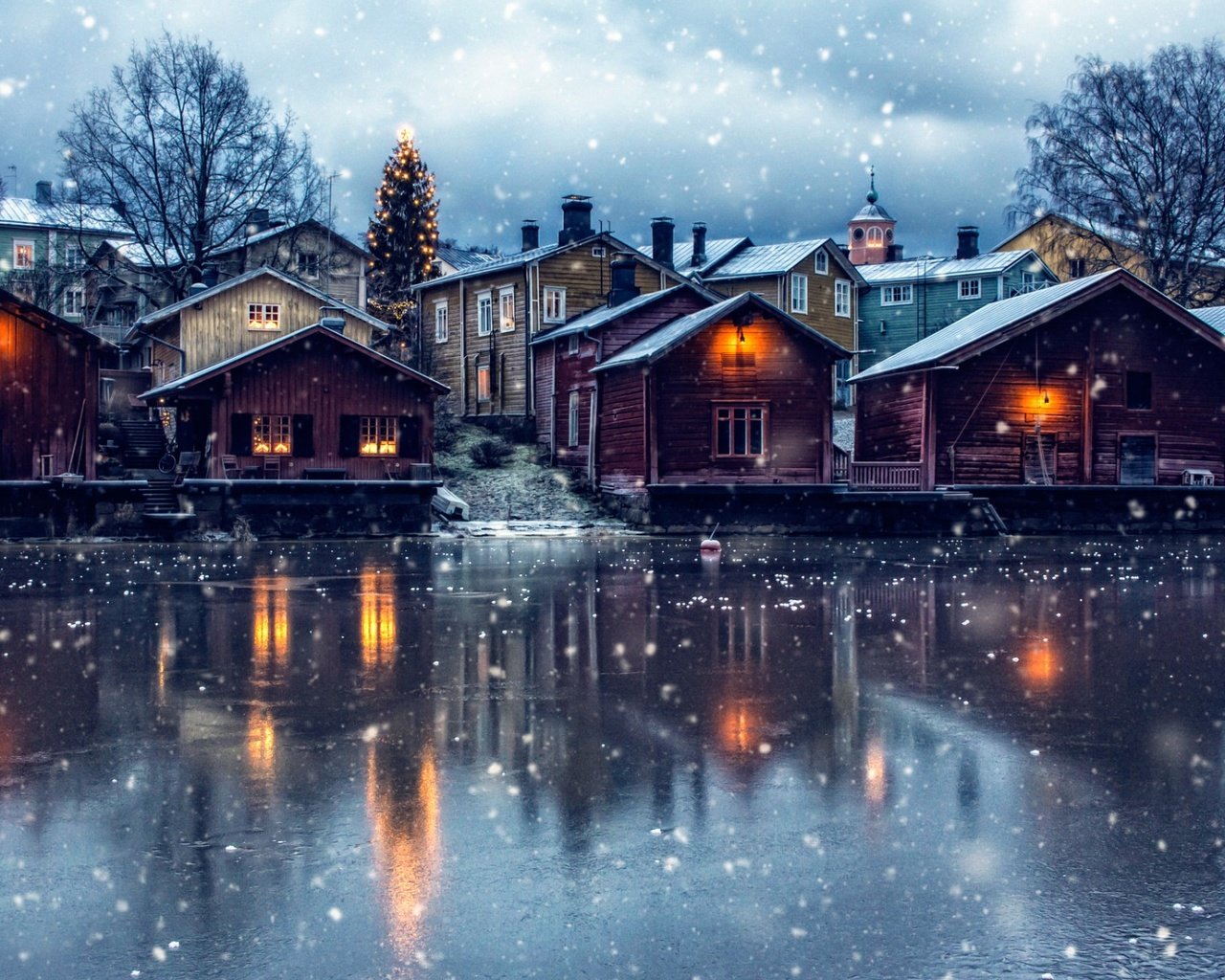 Обои озеро, porvoo, снег, новый год, елка, зима, город, дома, финляндия, lake, snow, new year, tree, winter, the city, home, finland разрешение 1920x1200 Загрузить