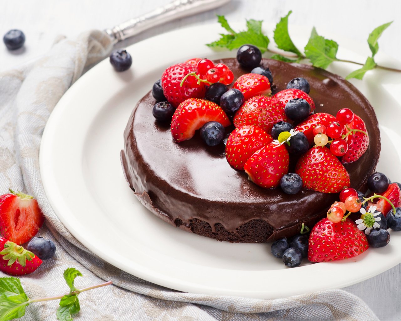 Обои клубника, ягоды, черника, шоколад, торт, крем, strawberry, berries, blueberries, chocolate, cake, cream разрешение 4928x3264 Загрузить