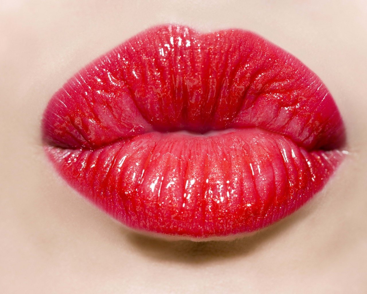 Обои девушка, поцелуй, помада, красная помада, красные губы, girl, kiss, lipstick, red lipstick, red lips разрешение 2560x1600 Загрузить