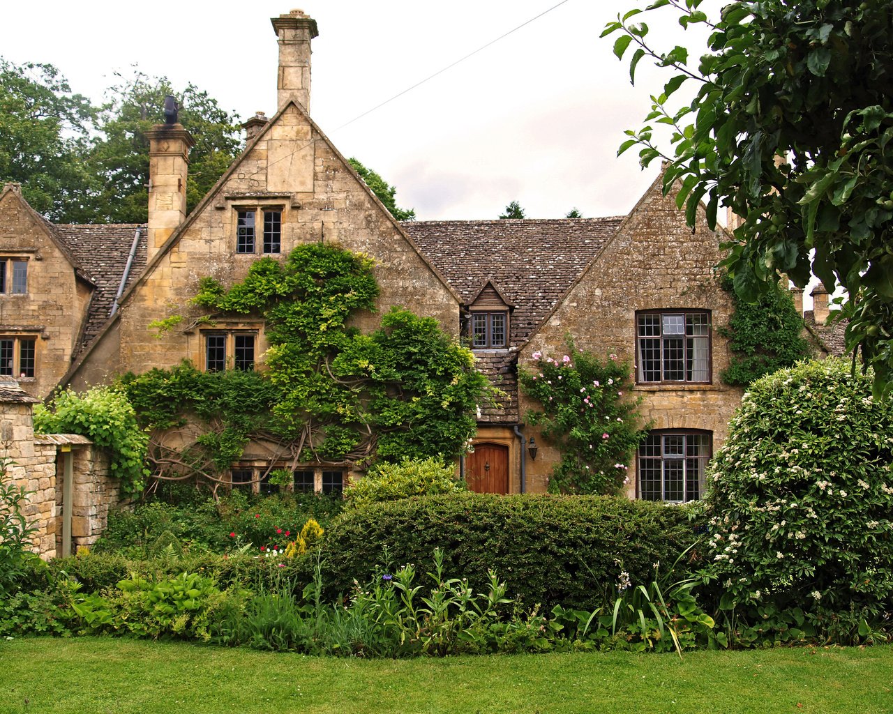 Обои трава, кусты, город, дом, англия, тьюксбери, grass, the bushes, the city, house, england, tewkesbury разрешение 3360x2580 Загрузить