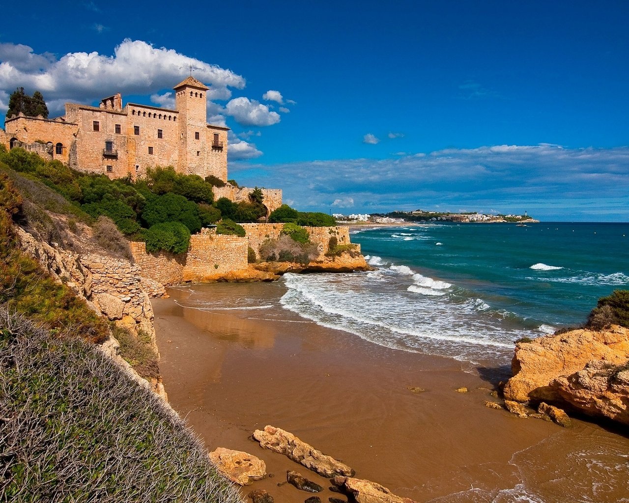 Обои небо, tamarit castle, costa dorada, облака, таррагона, скалы, море, замок, побережье, испания, каталония, the sky, clouds, tarragona, rocks, sea, castle, coast, spain, catalonia разрешение 1920x1275 Загрузить