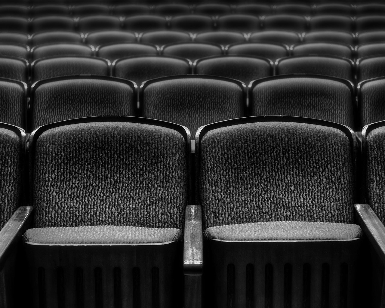 Обои чёрно-белое, театр, кресла, black and white, theatre, chairs разрешение 3840x2160 Загрузить