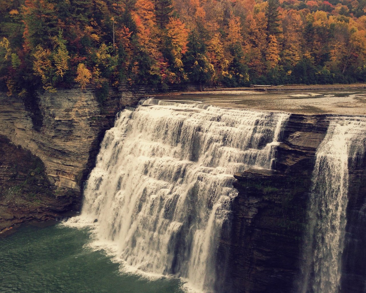 Обои деревья, вода, скалы, водопад, осень, обрыв, каскад, trees, water, rocks, waterfall, autumn, open, cascade разрешение 3264x2448 Загрузить