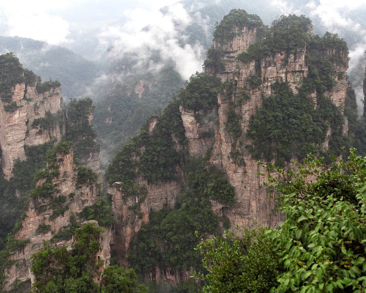 Обои горы, скалы, природа, туман, китай, zhangjiajie national forest park, zhangjiajie national park, чжанцзяцзе, mountains, rocks, nature, fog, china, zhangjiajie разрешение 3840x2560 Загрузить