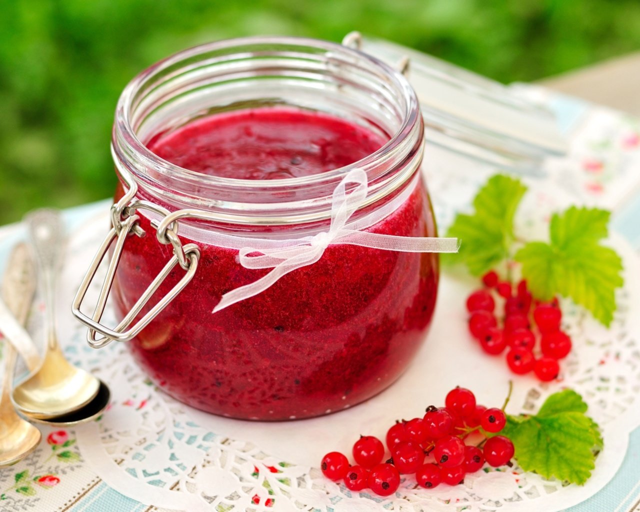 Обои джем, ягоды, банка, красная смородина, желе, смородина, варенье, jam, berries, bank, red currant, jelly, currants разрешение 1920x1275 Загрузить