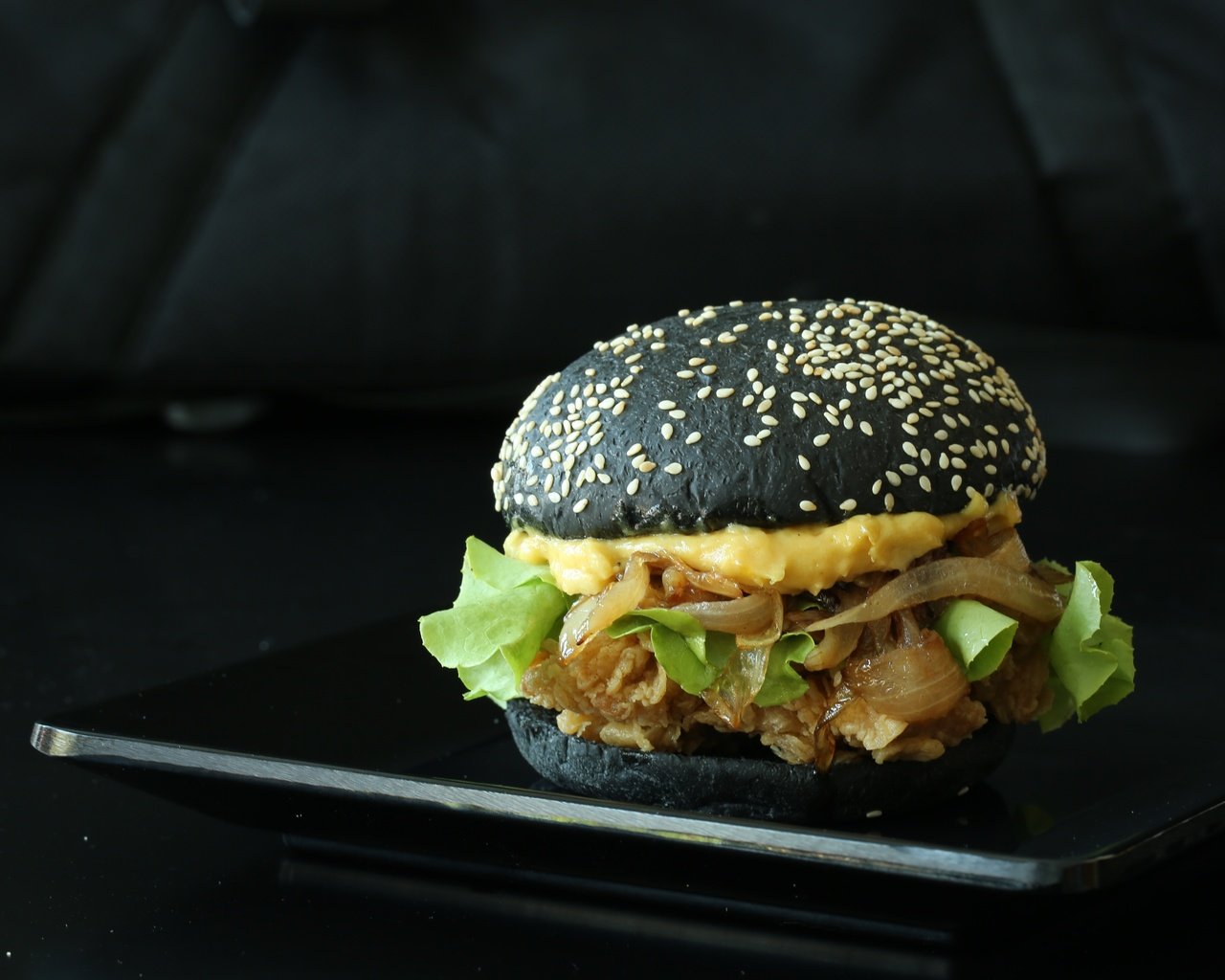 Обои гамбургер, черный фон, булочка, бургер, кунжут, hamburger, black background, bun, burger, sesame разрешение 5760x3840 Загрузить