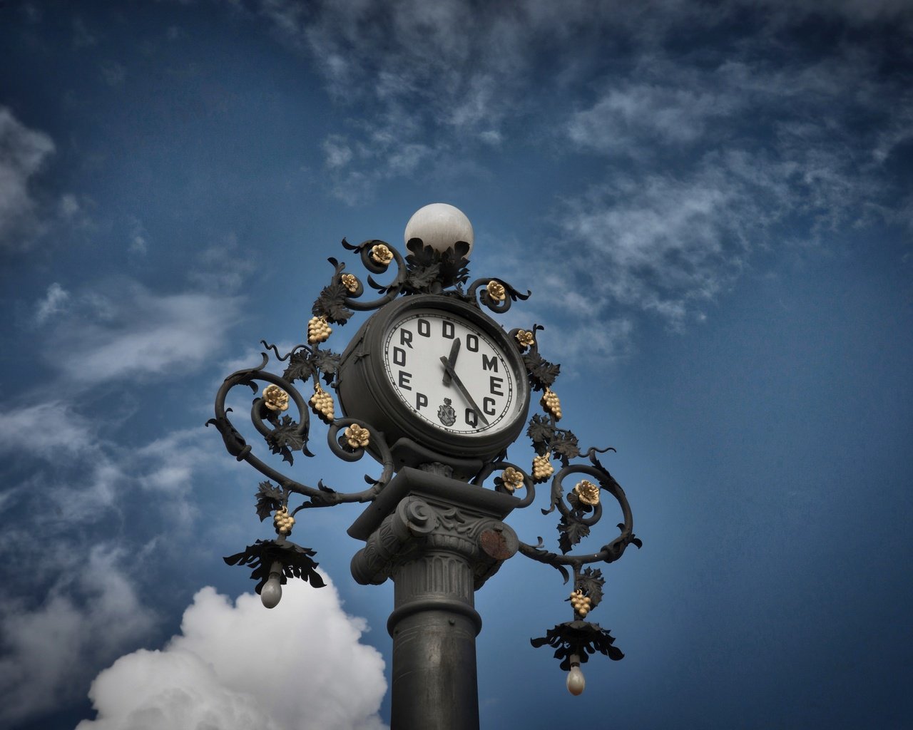 Обои небо, облака, часы, испания, андалусия, pedro domecq clock, херес-де-ла-фронтера, the sky, clouds, watch, spain, andalusia, jerez de la frontera разрешение 2048x1424 Загрузить